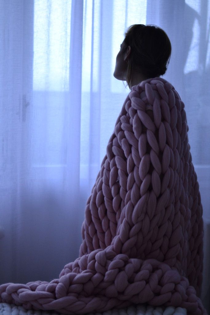 Devojka ogrnuta ružičastim Woolnia ćebetom